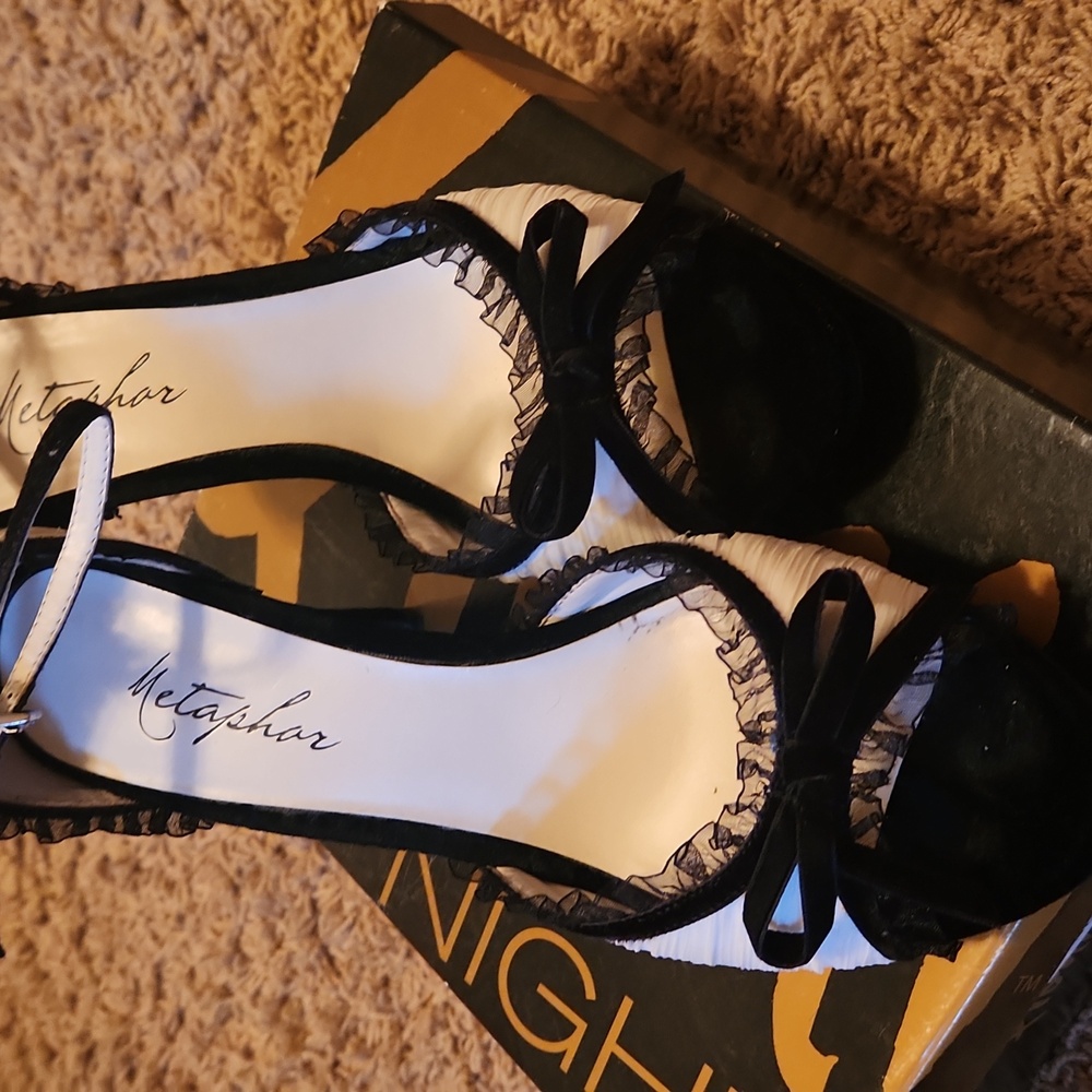 Metaphor Elegant Black and Cream Peep-Toe Heels with Bow - Picture 2 of 13